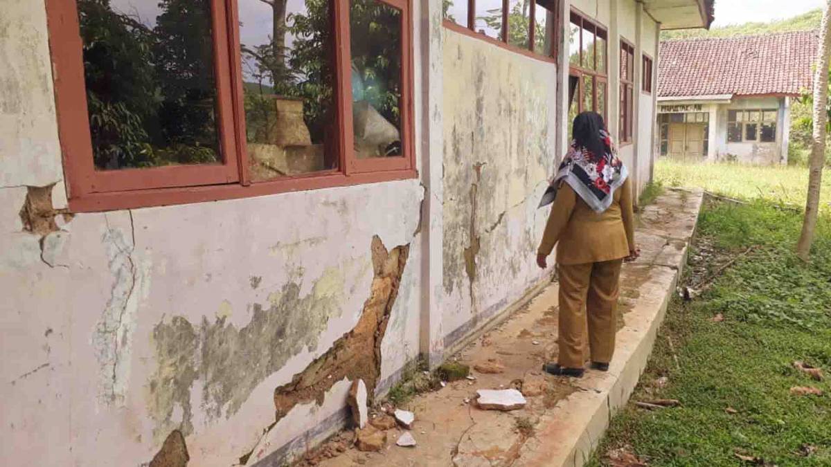 Kondisi SDN Cibadak di Kampung Cibadak RT 01/04 Desa Mekarsakti, Kecamatan Ciemas, Kabupaten Sukabumi, retak akibat pergerakan tanah. | Foto: Istimewa