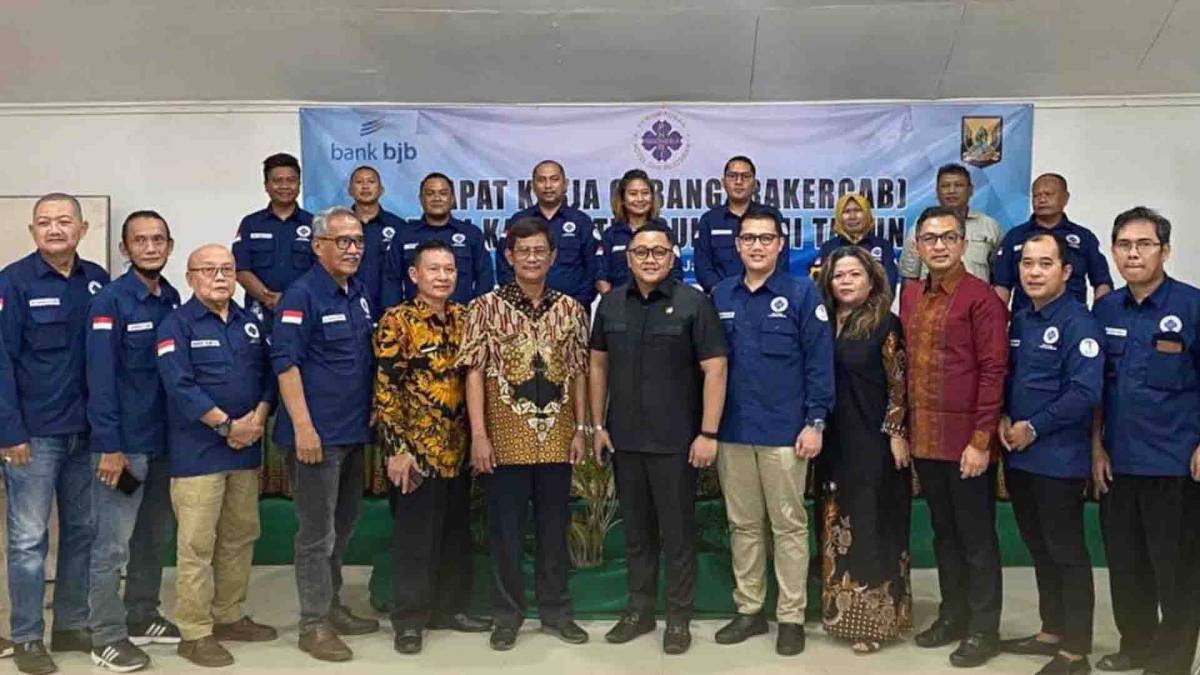 Ketua DPRD Kabupaten Sukabumi Yudha Sukmagara berfoto bersama pengurus BPC PHRI Kabupaten Sukabumi, Staf Ahli Bupati dan Sekdis Dispar. | Foto: Istimewa