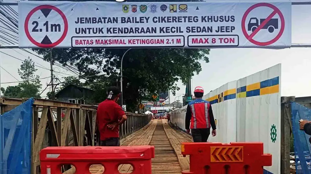 Jembatan Bailey (darurat/sementara) Cikereteg mulai fungsional untuk kendaraan kecil yang melintas jalan nasional Sukabumi - Bogor (Sumber: akun mendsos BBPJN DKI Jakarta - Jawa Barat)