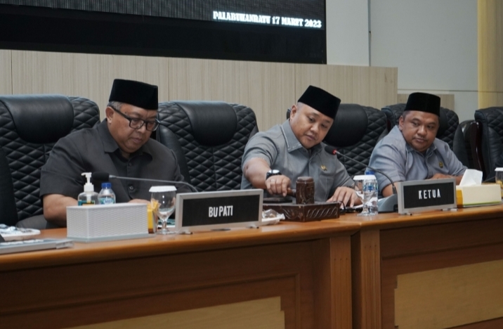 Pimpinan DPRD dan Bupati Sukabumi menunjukan berita acara persetujuan bersama atas Raperda LP2B jadi perda definitif. (Sumber : Istimewa)