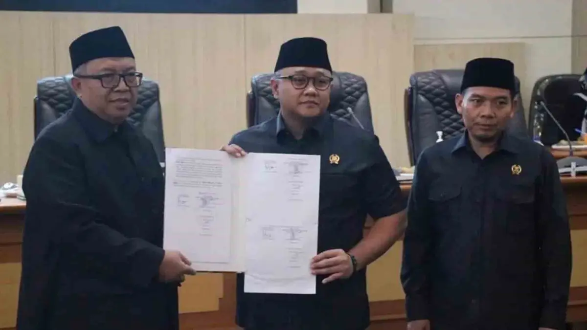 Pimpinan DPRD dan Bupati menunjukan berita acara persetujuan terkait Raperda tentang Perubahan Perda Kabupaten Sukabumi Nomor 9 Tahun 2009 Tentang Penyelenggaraan Pendidikan di Rapat Paripurna. (Sumber : Dokpim Pemkab Sukabumi)