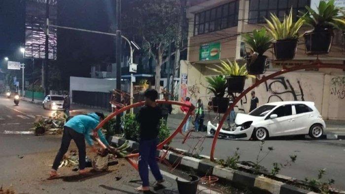 Kondisi Mobil Dan Juga taman Pembatas Pasca Mobil hantam pembatas jalan di jalan RE Martadinata Kota Sukabumi